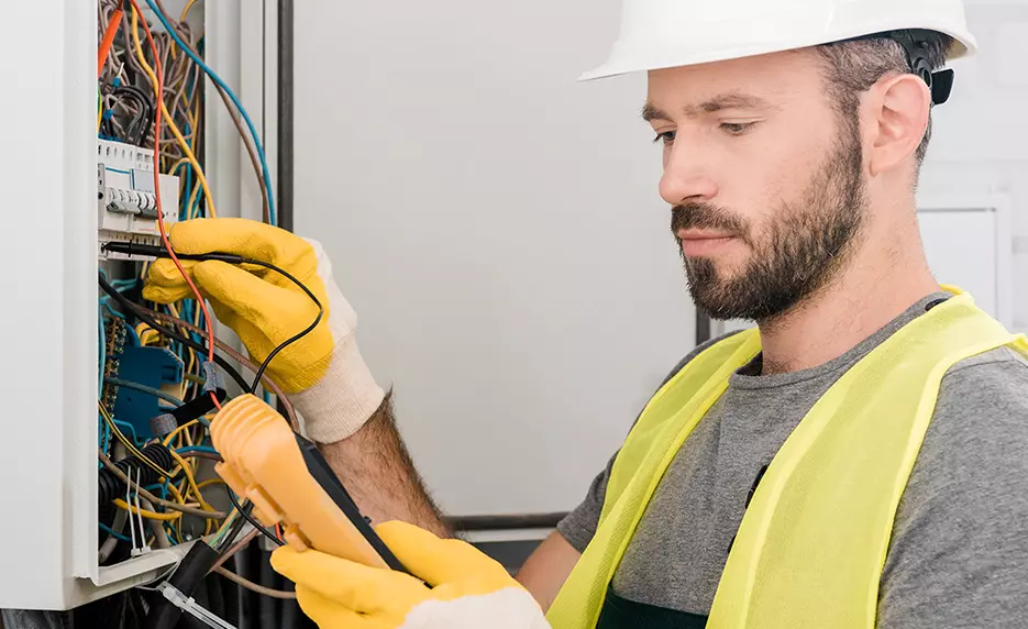 Electrical Technician Tools Included 935x572 1